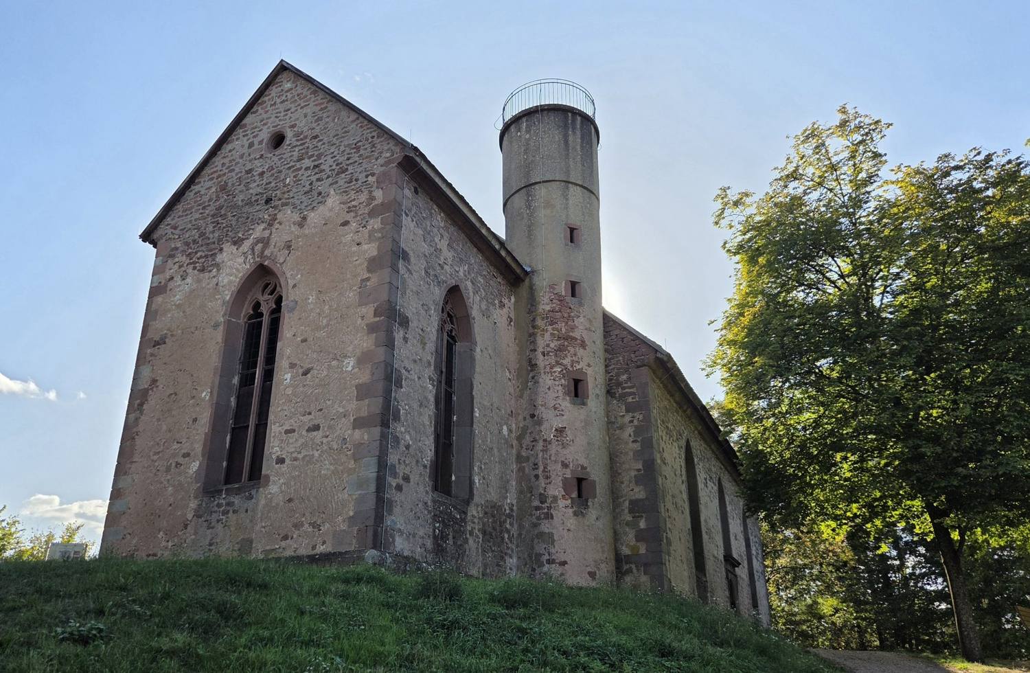 Ruine der Kirche mit Turm