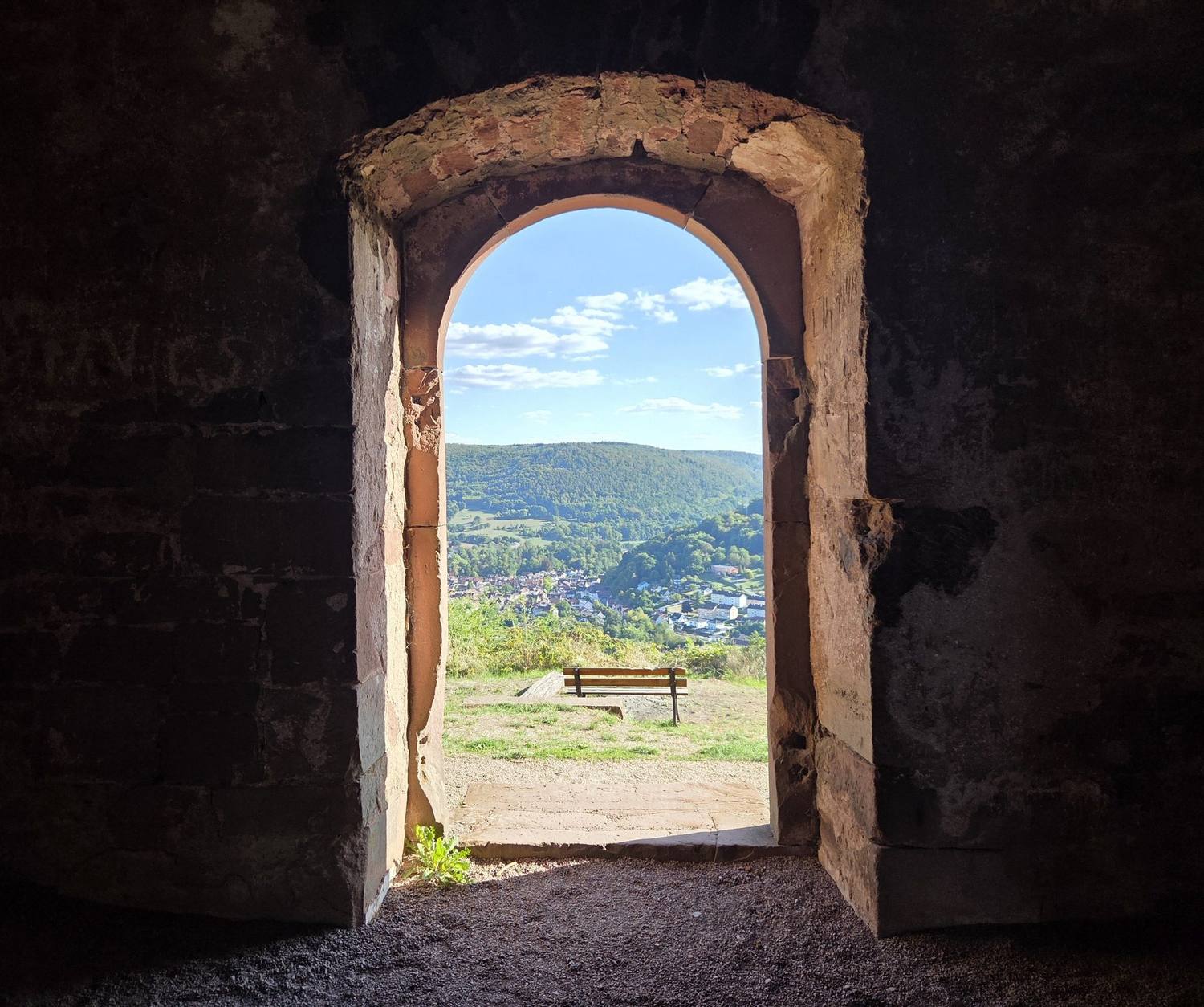 Portal mit Blick ins Tal