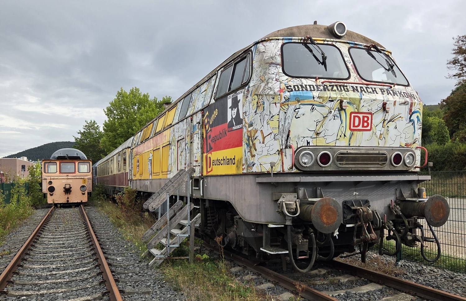 Lok „Sonderzug nach Pankow“ am Bahnhof Amorbach