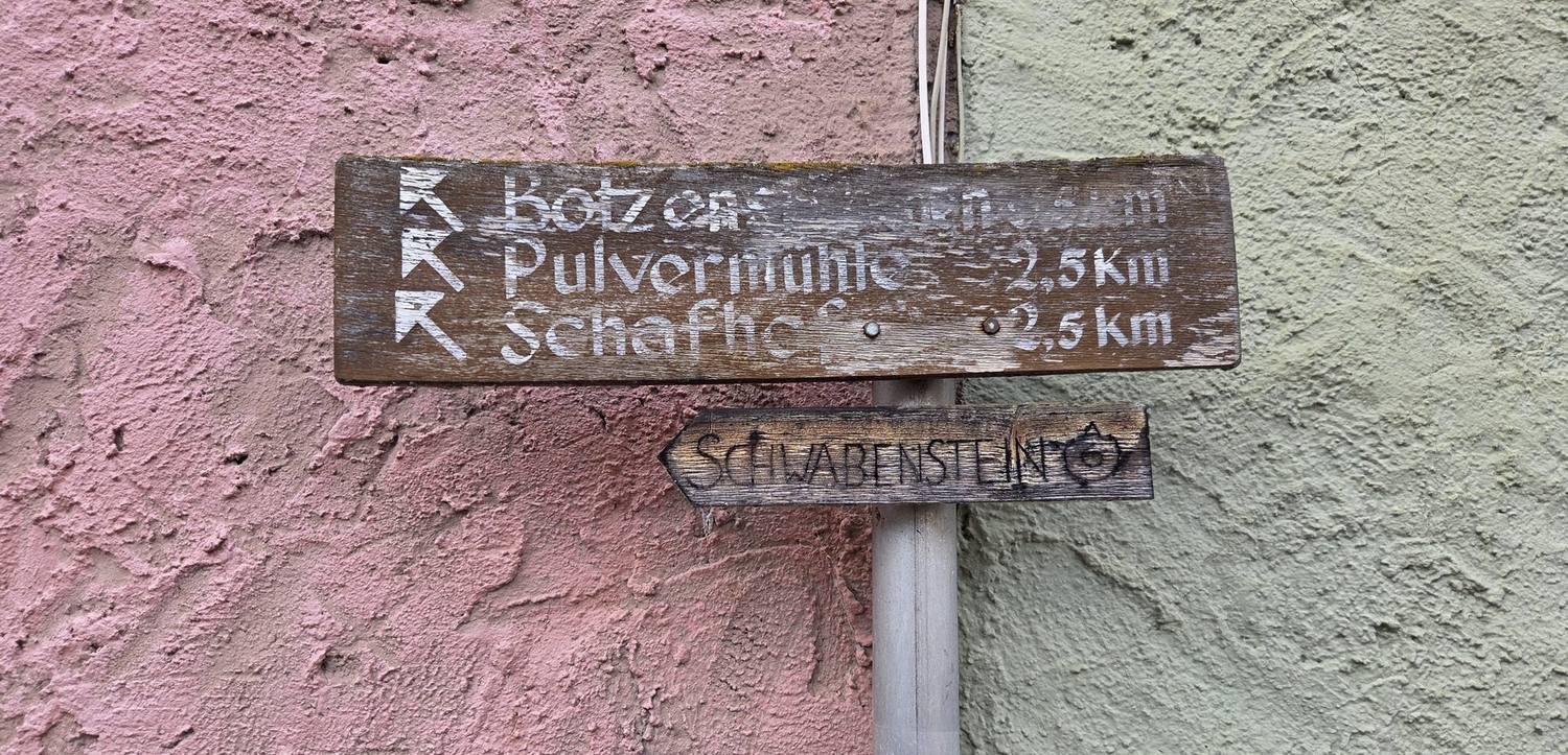 Schild am Fuß des Wolkmannbergs bei Amorbach, hier beginnt der Weg zum Schwabenstein