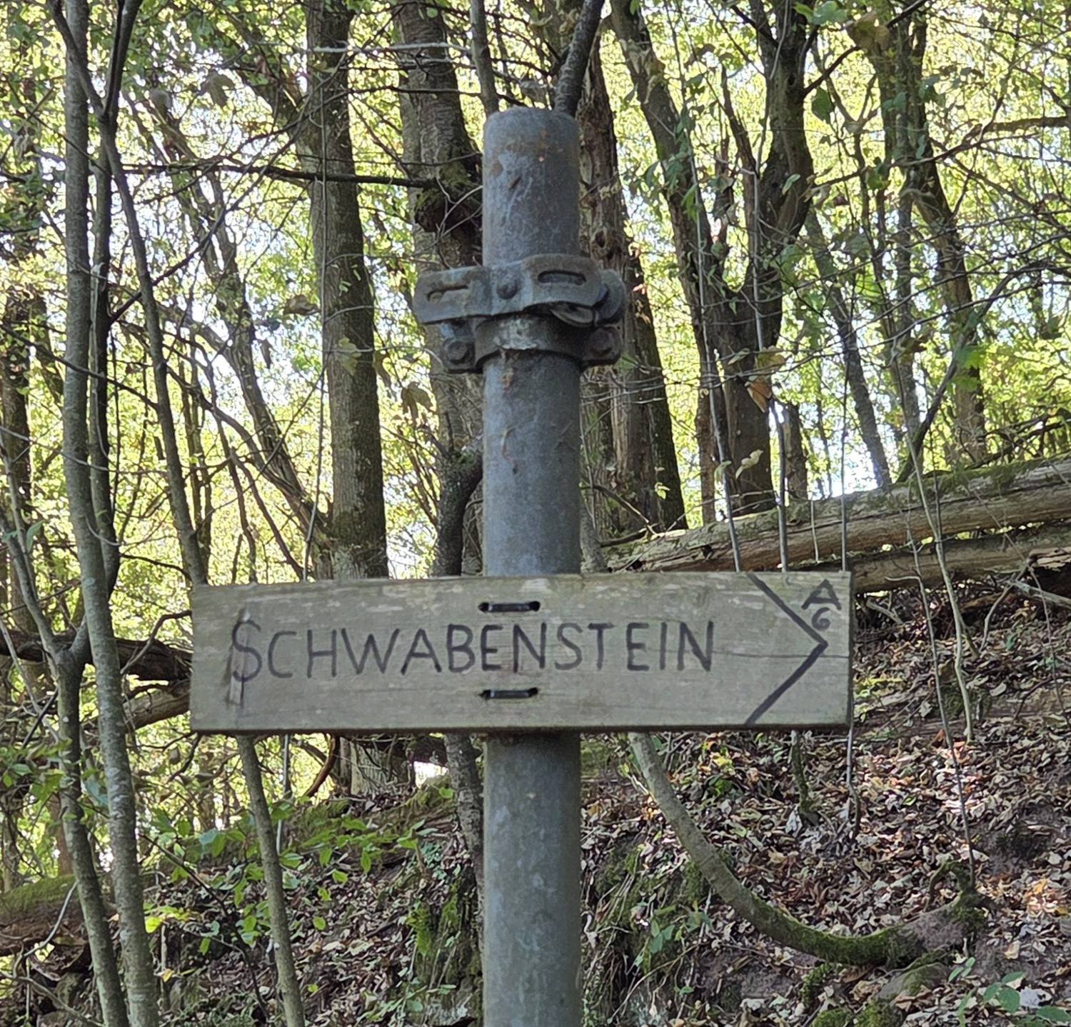 Holzschild am Weg