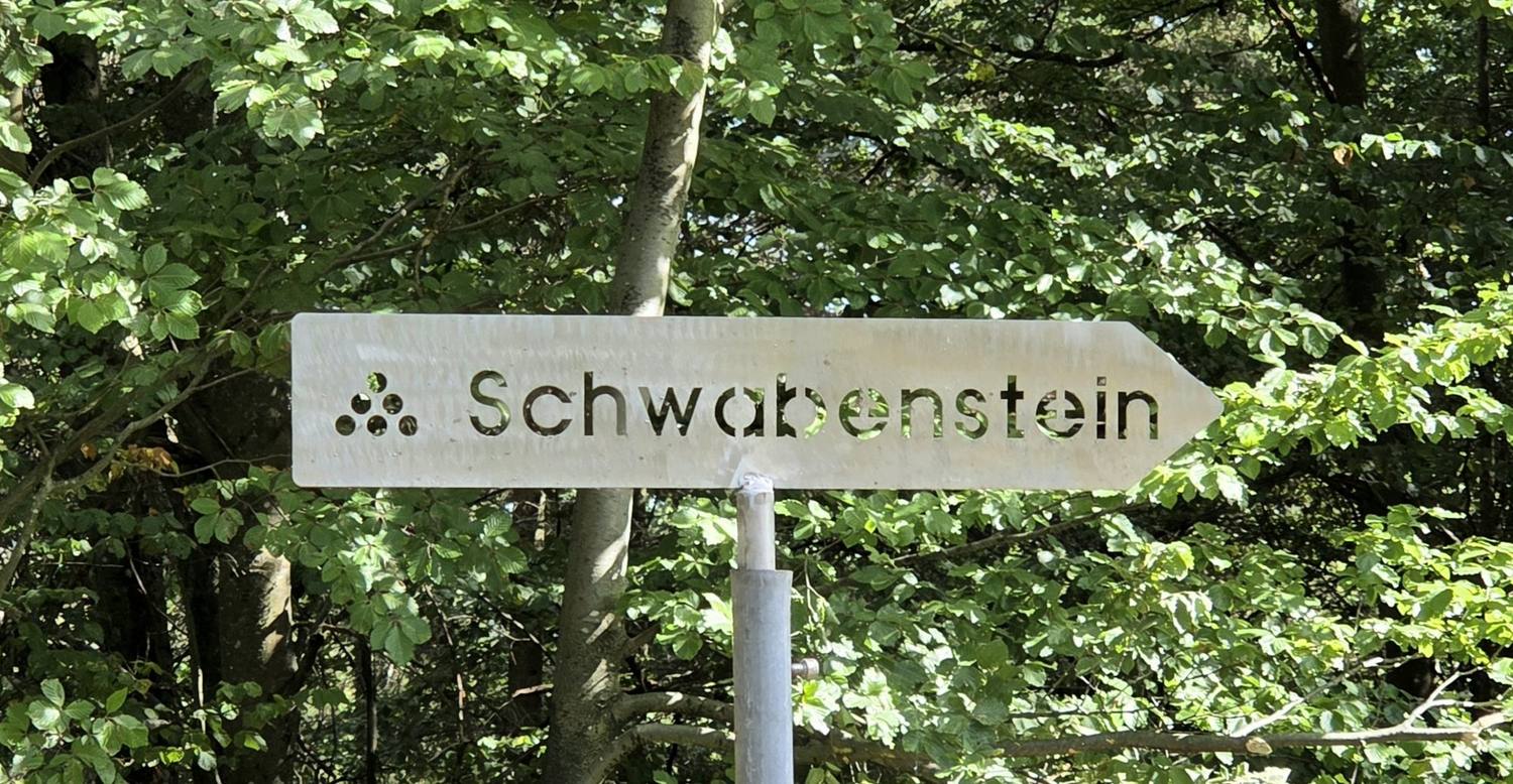 Metallschild am Weg