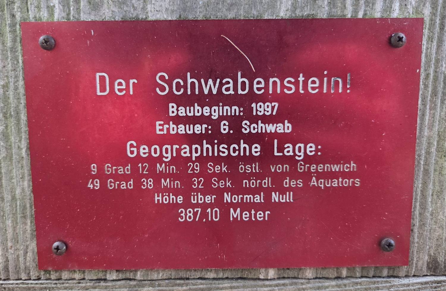 Tafel am Schwabenstein mit Baubeginn und Höhenangabe (387,10 m)