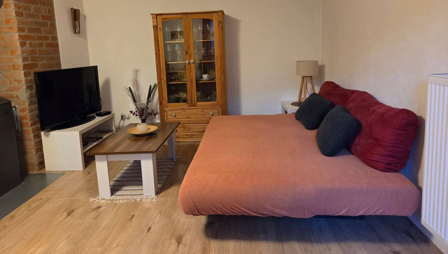 Ausgeklapptes Schlafsofa im Wohnbereich