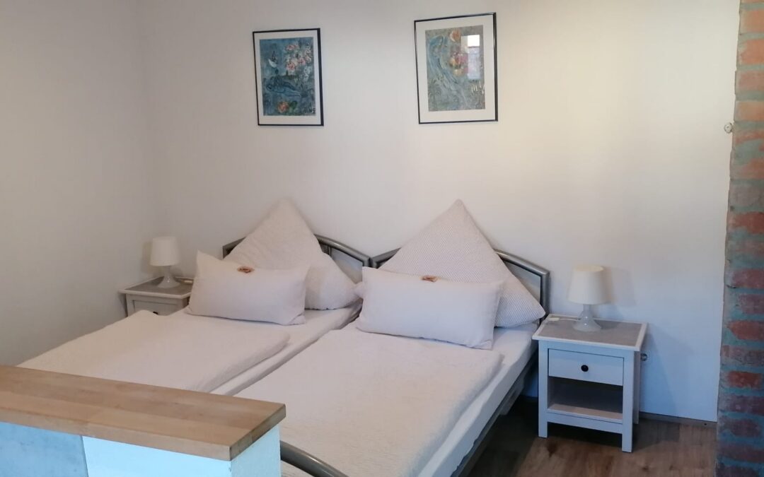 Schlafzimmer mit zwei Einzelbetten