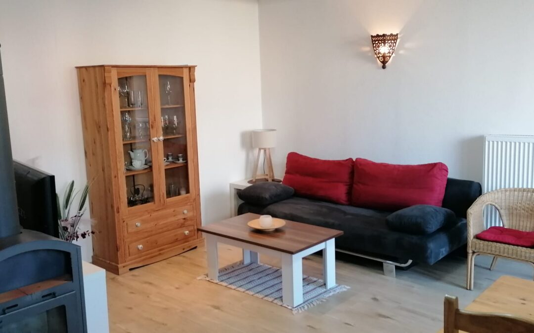 Wohnbereich der Ferienwohnung in Amorbach mit Sofa